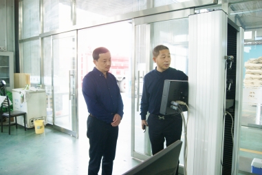 热烈欢迎五棵松兰州金牌代理商马建军先生莅临五棵松木业探讨交流建筑模板发展的未来之路！