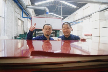 热烈欢迎五棵松兰州金牌代理商马建军先生莅临五棵松木业探讨交流建筑模板发展的未来之路！