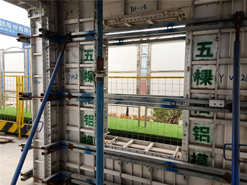 五棵松铝模优质服务暖人心，苏中建设致谢送锦旗